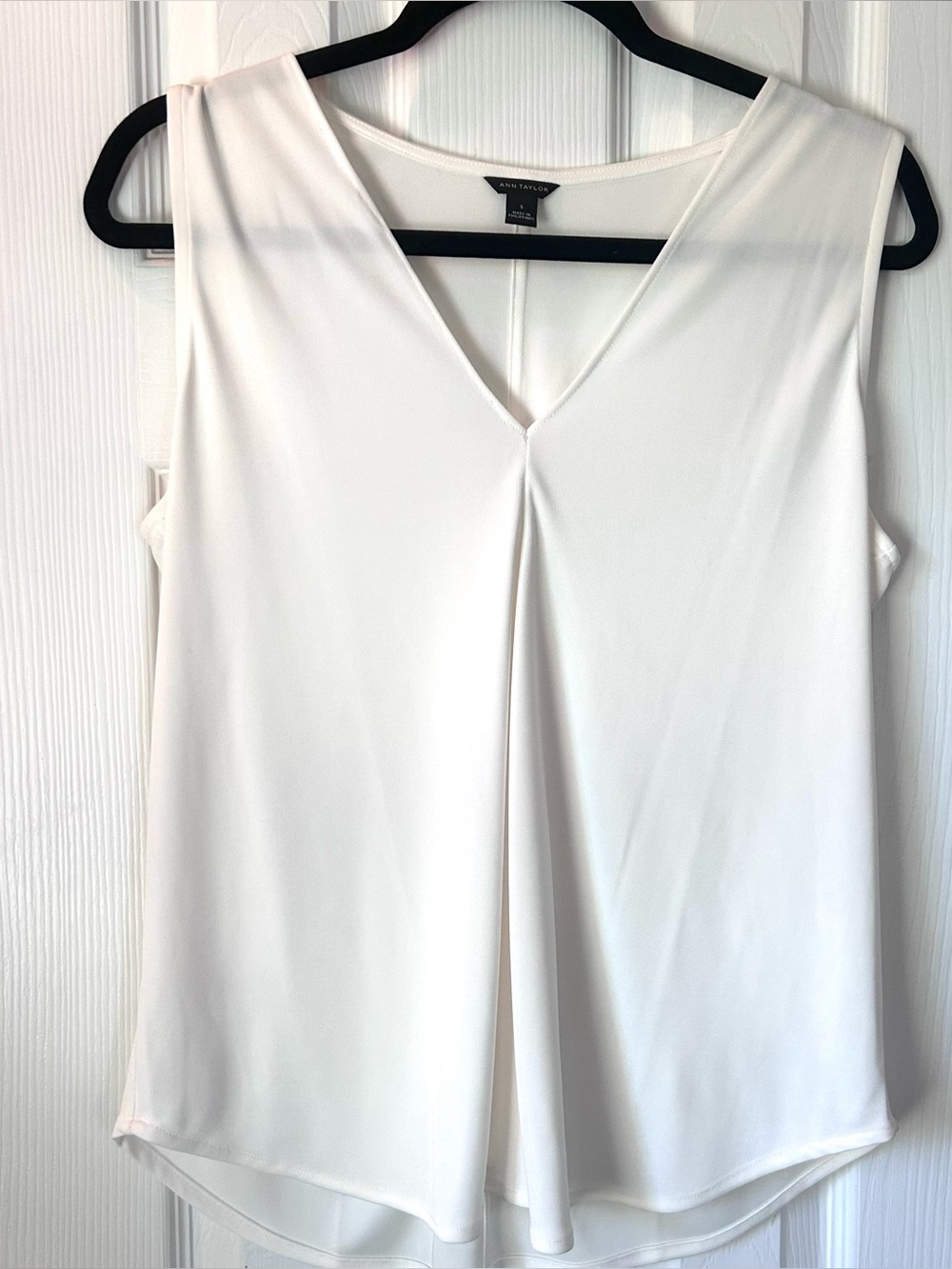 Ann Taylor White Sleeveless V-Neck Pleated Blouse Size Small